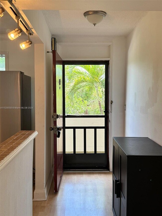 Foto del edificio - 1700 NE 191st St