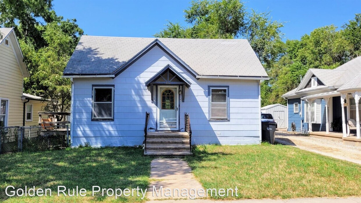 2 br, 1 bath House 402 E 10th House Rental in Newton, KS
