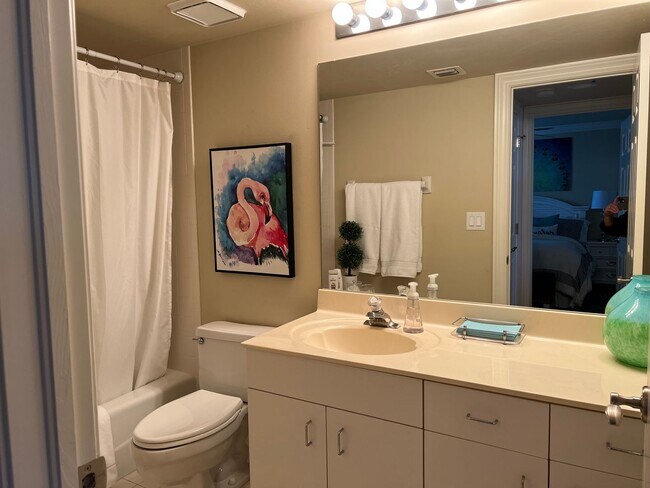 Foto del edificio - **PELICAN BAY**ST NICOLE**NEWLY FURNISHED**STUNNING SEASONAL OR ANNUAL RENTAL**