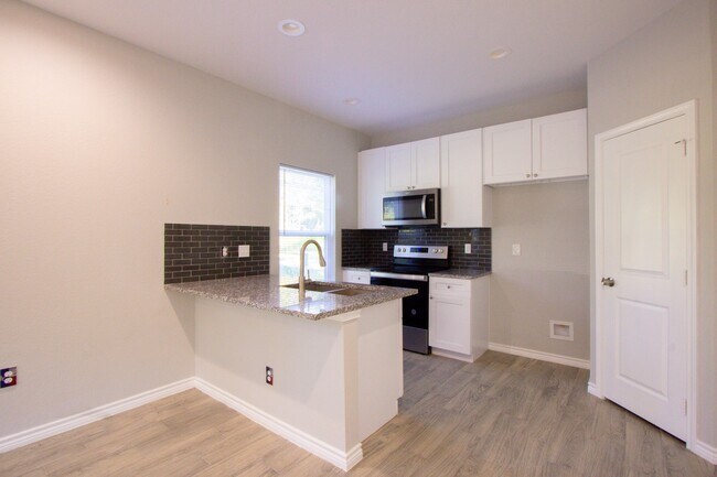 Building Photo - 15629 Holly Dr
