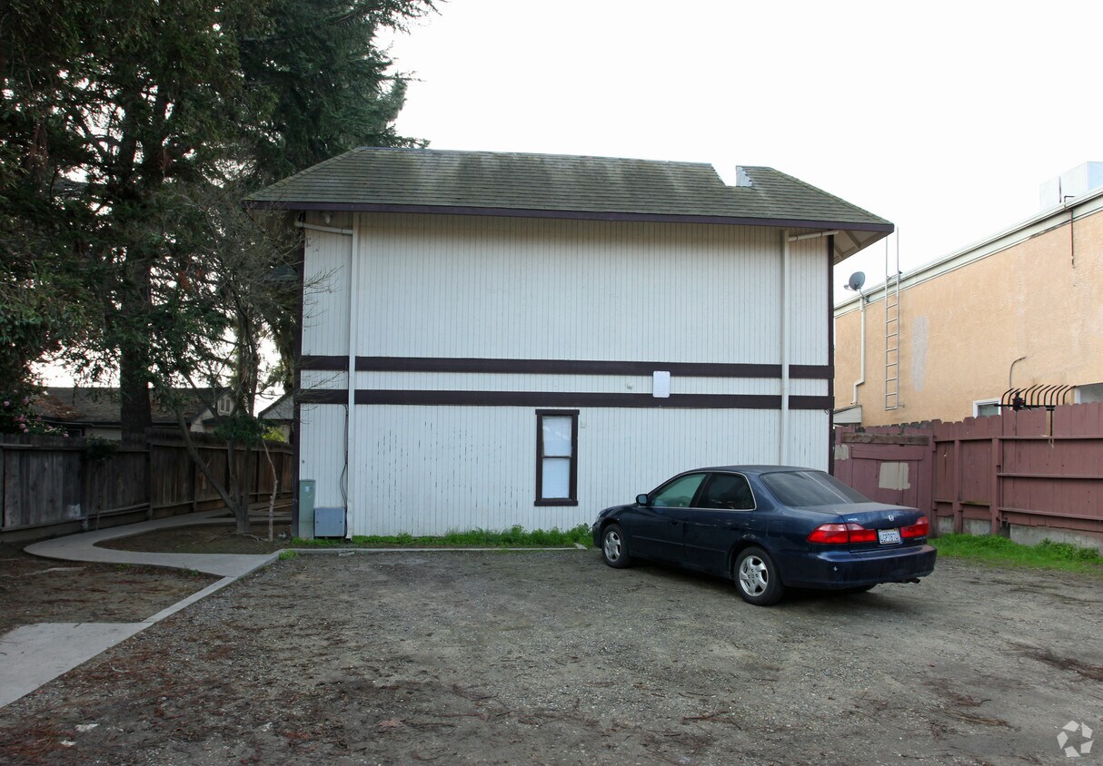 Building Photo - 99-107 E Canal Dr