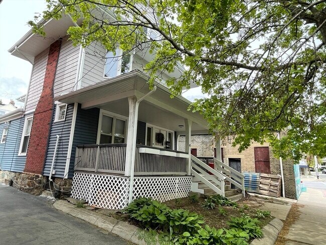 Foto del edificio - 64 Coolidge St