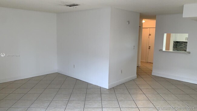 Building Photo - 9355 Fontainebleau Blvd