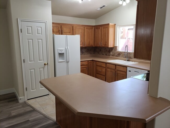 Foto del edificio - Bright Home with 2 Car Garage