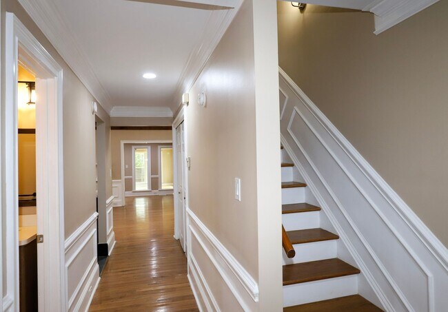 Building Photo - EXECUTIVE LUXURIOUS TOWNHOME