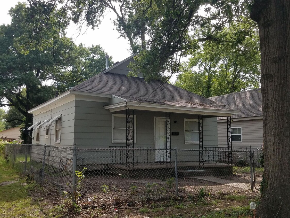 Primary Photo - Nice 3 Bedroom 1 Bath Home with Fence in Y...