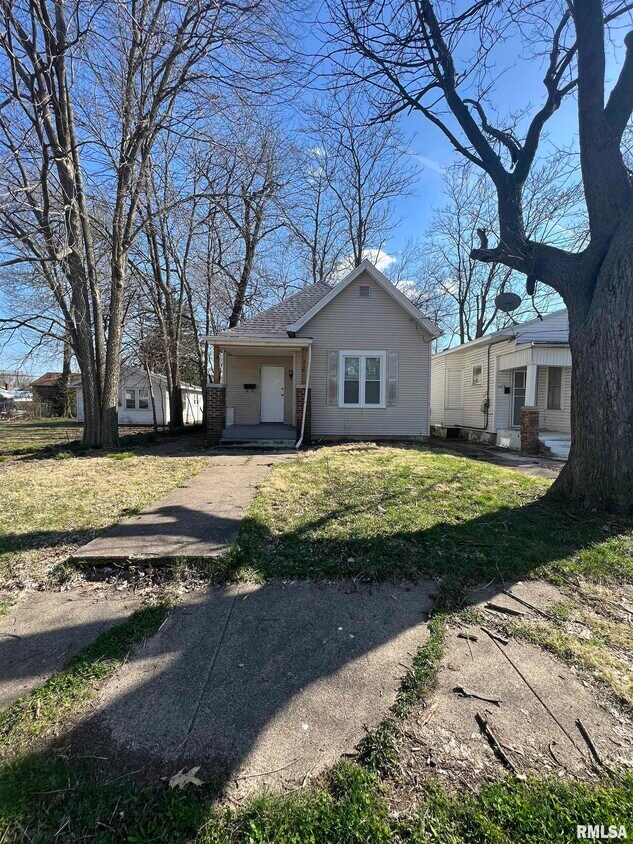 Primary Photo - 114 E Maywood Ave