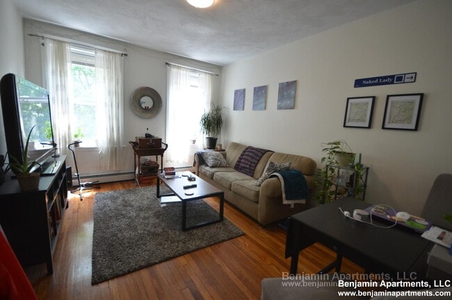 Foto del edificio - 54 Brainerd Rd