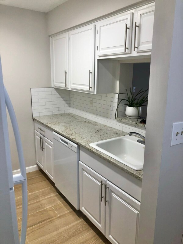 Foto del edificio - 2210 Ravens Crest Dr