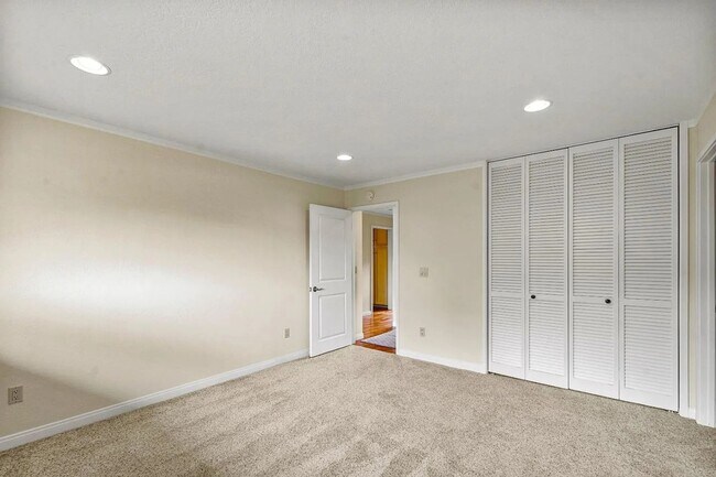Foto del edificio - 2 bedroom 2 bath Condo in Beautiful Carmel...