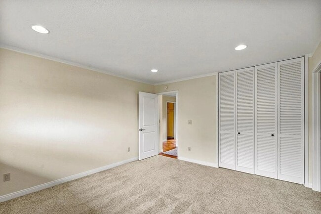 Building Photo - 2 bedroom 2 bath Condo in Beautiful Carmel...