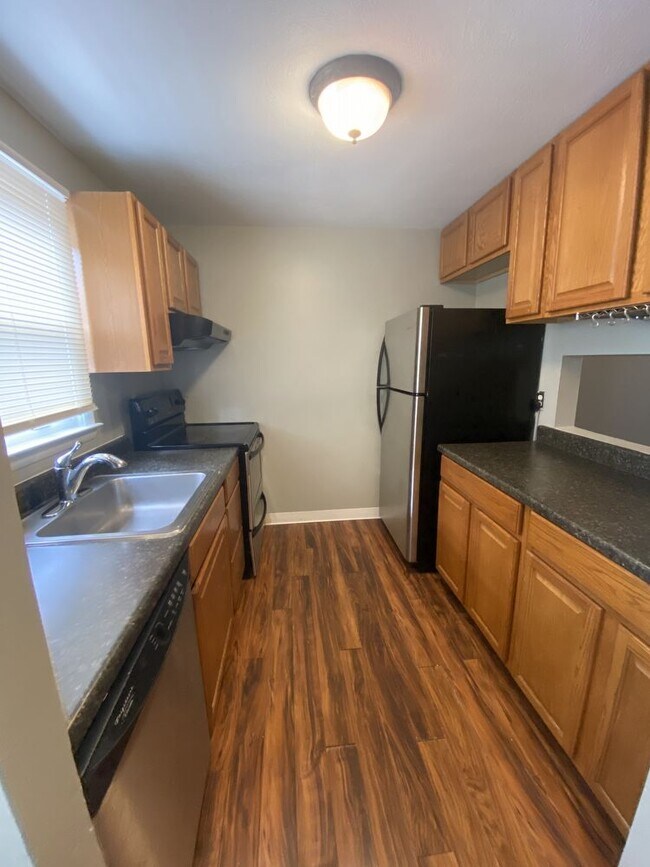 Building Photo - 2 Bedroom 1.5 Bathroom townhouse style Condo