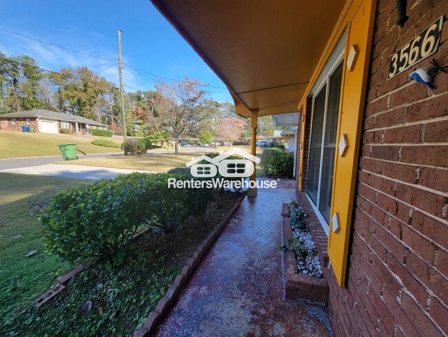 Building Photo - 3566 Highwood Dr SW