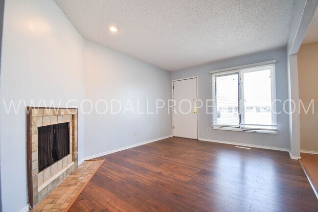 Foto del edificio - 2 Bedroom 1 bath duplex with unfinished basement near Merle Hay Mall