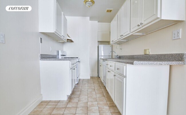 Building Photo - 140 W 79th St