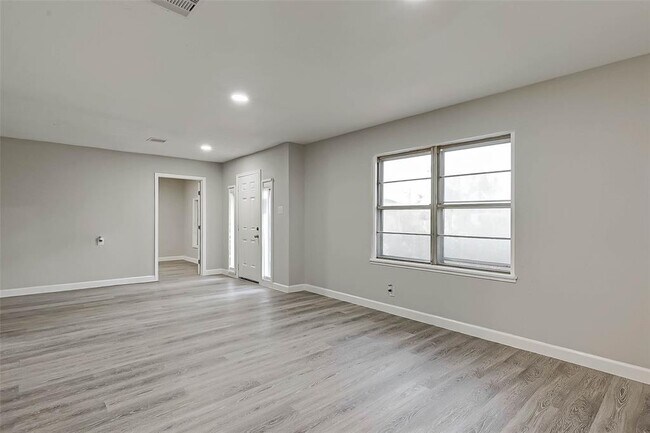 Building Photo - 4710 Paradise Ln