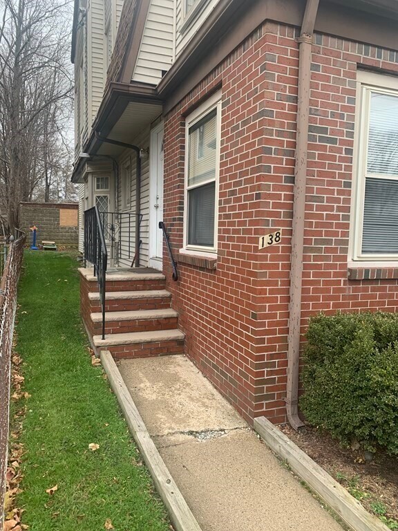 Building Photo - 138 Kenoza Ave