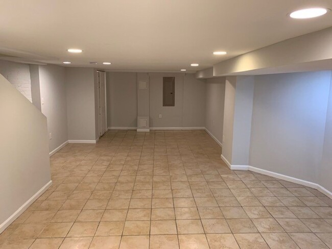 Building Photo - 2 BR/3.5 BA Updated Columbia Heights Row H...