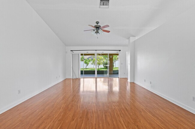 Foto del edificio - 1671 SW Mackey Ave