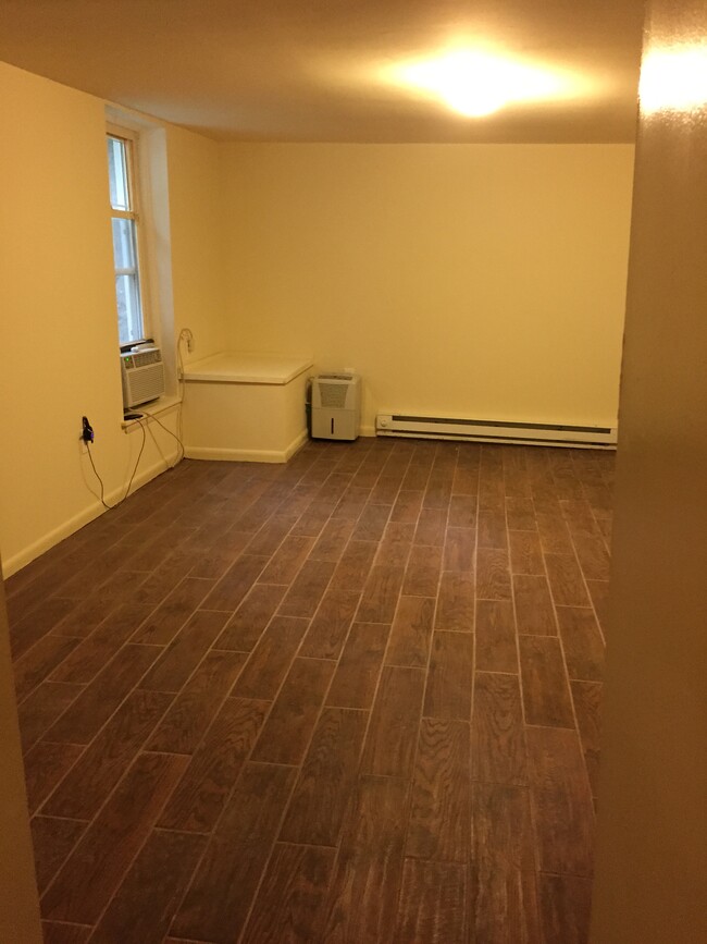 Living room/Bedroom area -Studio/efficiency apt. - 1910 Sulgrave Ave