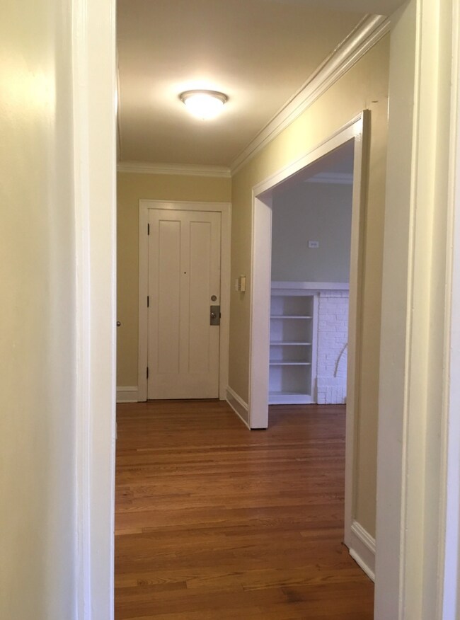 Hall/Entry - 6254 N Claremont Ave