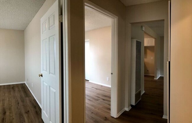 Building Photo - Newly updated pet-friendly home on the sec...