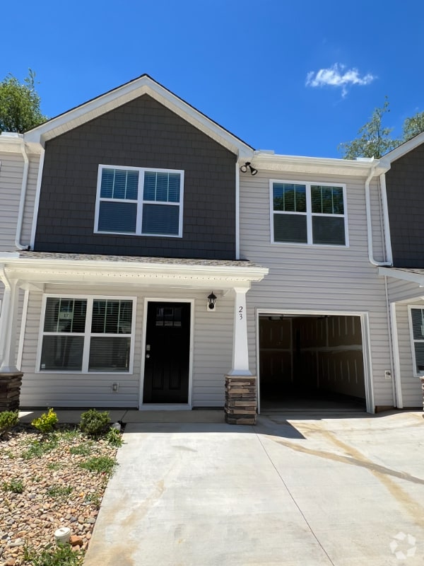 High Vista Falls Apartments for Rent with a Garage Mills River, NC