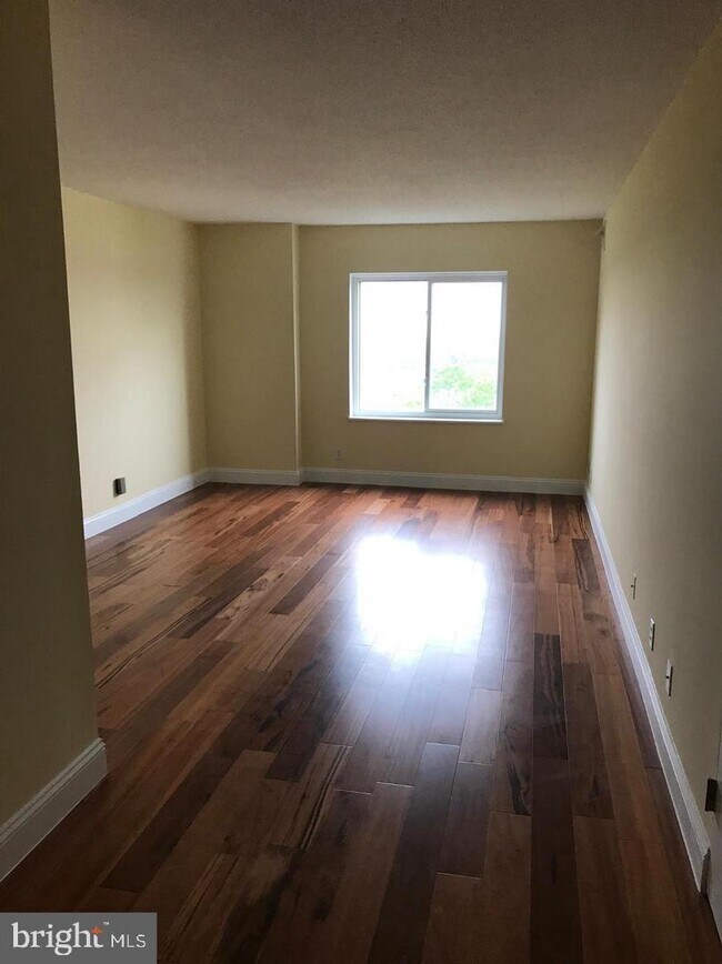 Foto del edificio - 8370 Greensboro Dr
