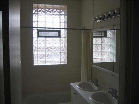 Bathroom - 925 E 61st St