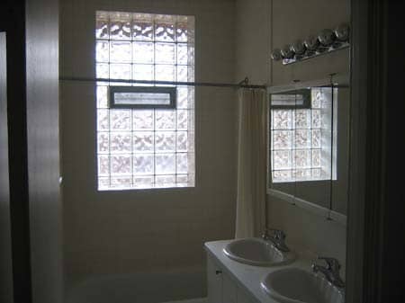 Bathroom - 925 E 61st St