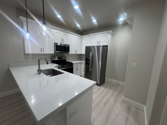 Building Photo - Beautiful Traverse Mtn. Townhome for rent!