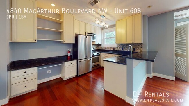 Foto del edificio - 4840 MacArthur Blvd NW