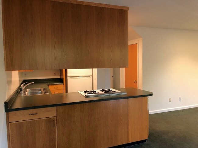 Foto del edificio - COMING SOON-Spacious 4 bedroom with 3 full bathrooms. Well maintained, private 4-plex with large ...