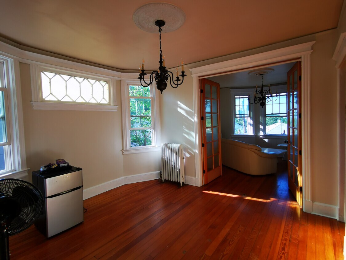 Primary Photo - 348 Castleton Ave