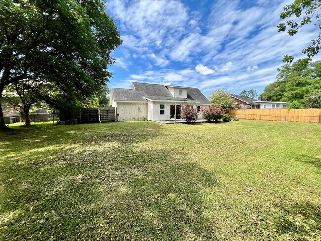 Building Photo - Charming four-bedroom, two-bathroom home n...