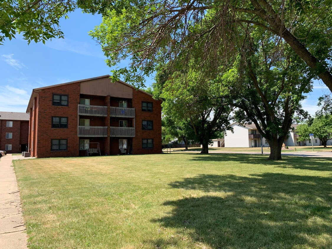 Building Photo - Pine Tree Flats