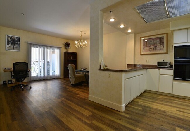 Foto del edificio - 120 Country Club Dr
