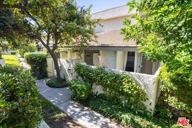 Foto del edificio - 11848 Moorpark St