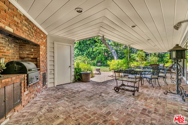 Foto del edificio - 701 Sierra Dr