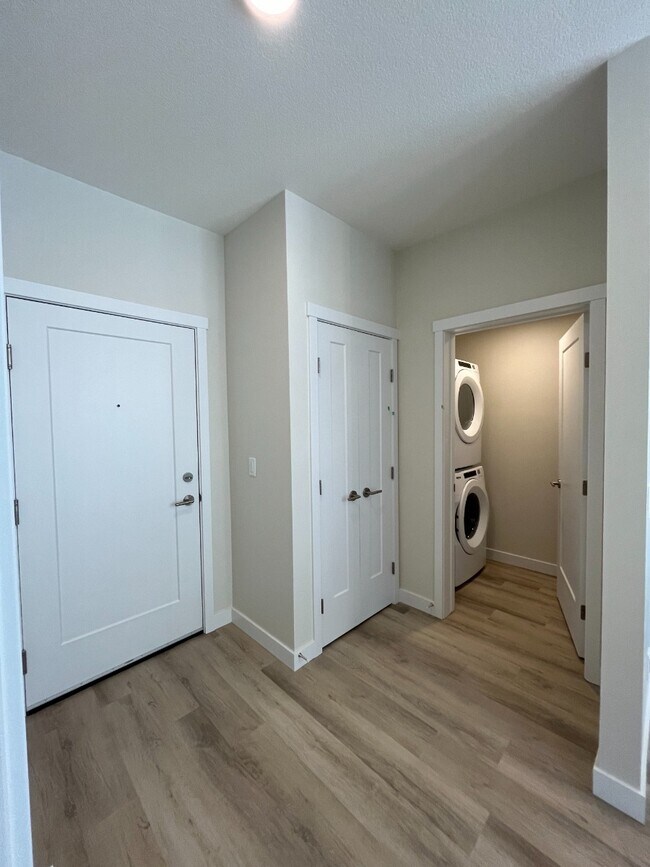 Photo du bâtiment - Modern 2-Bedroom Condo in Prime Calgary Location