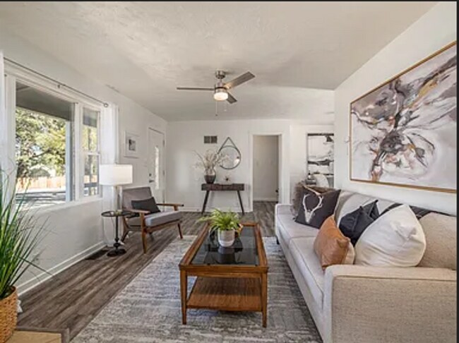 Foto del edificio - Beautiful, Spacious 3B/2.5Bath Single Family Home