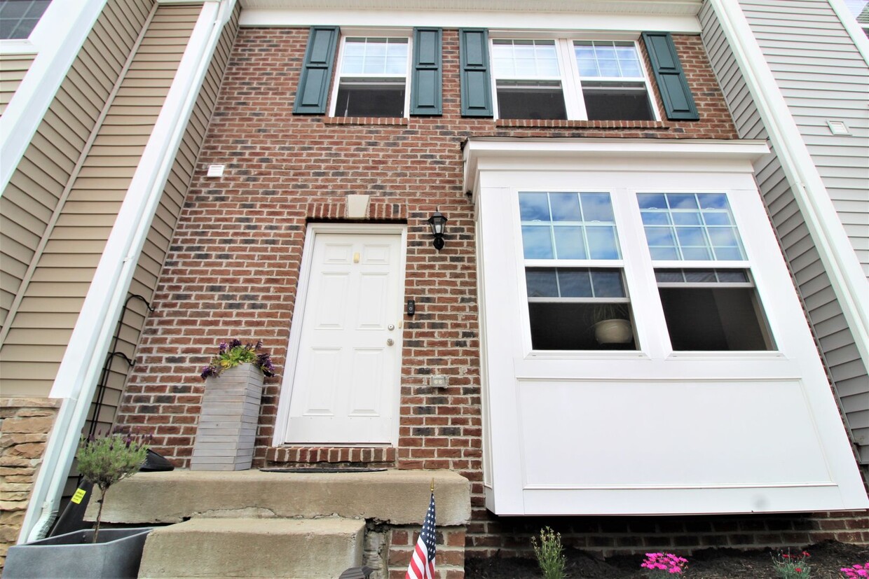 Foto principal - 3 Bed/ 2.5 Bath Townhome close to the inte...