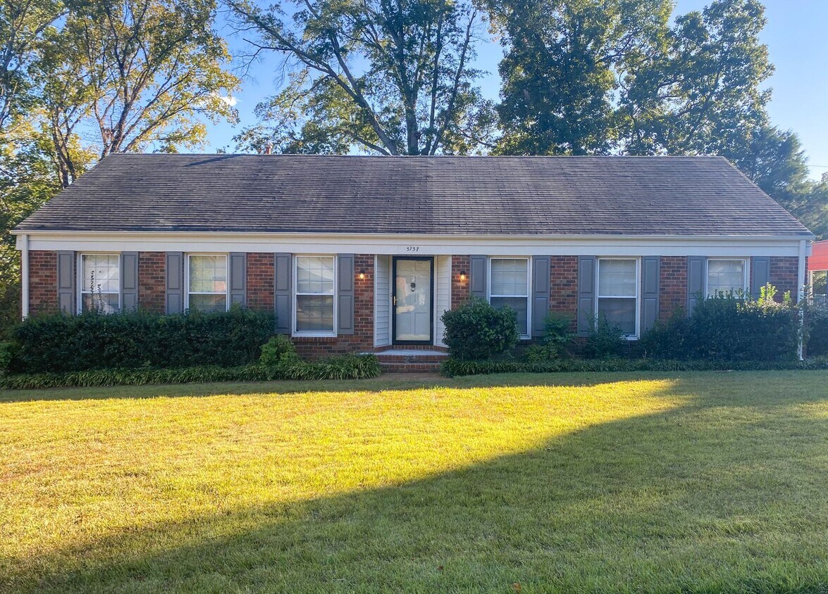 Foto principal - Charming 3 bedroom 2 bath home near Coving...