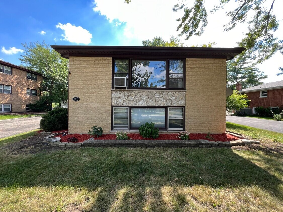 16W721 56TH St Unit 1, Clarendon Hills, IL 60514 Room for Rent in