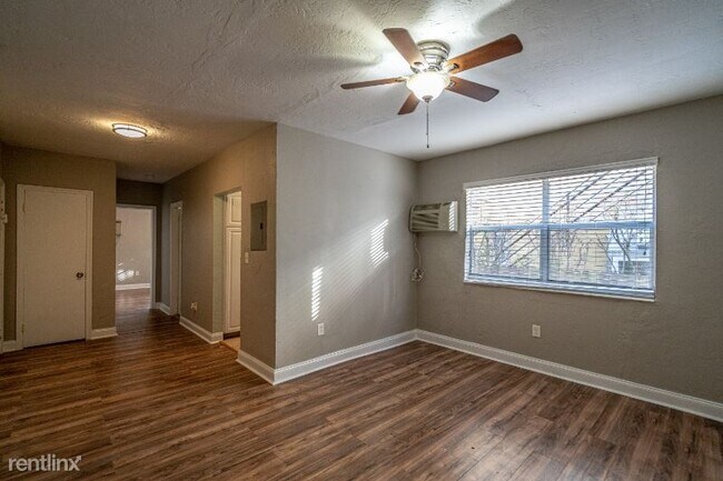 Foto del edificio - 1 br, 1 bath Apartment - 7510 Byron Ave.