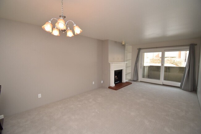 Building Photo - Spacious 1 bed 1 bath Condo on Foothill Dr!