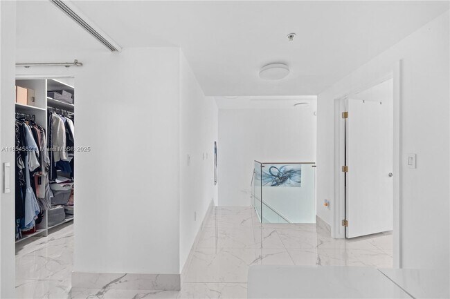 Foto del edificio - 3000 NE 188th St