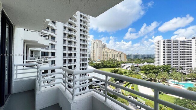 Foto del edificio - 3300 NE 192 St
