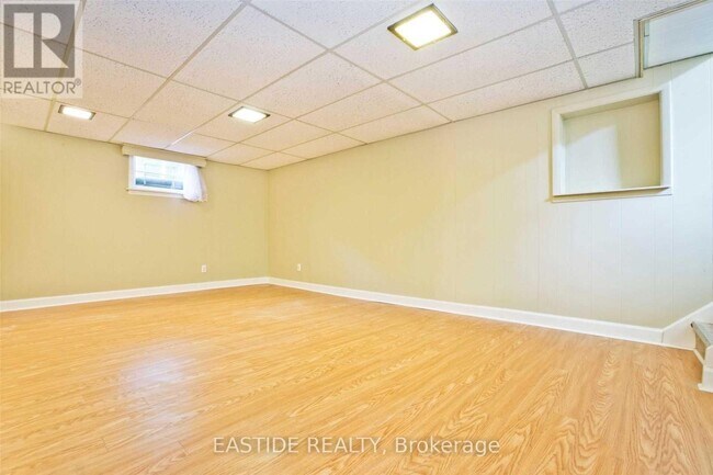 Photo du bâtiment - 40 Greylawn Crescent