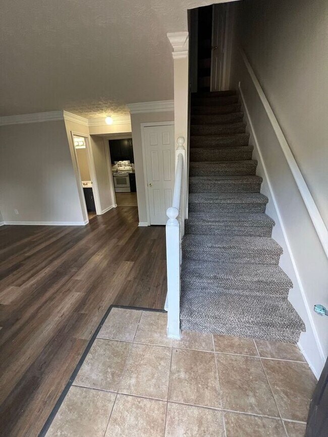 Building Photo - Spacious 2-Bedroom Townhome with Screened-In Porch!